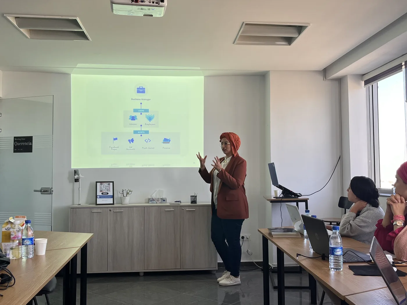 Mariam Ben Aissa animant une formation devant un ecran de projection