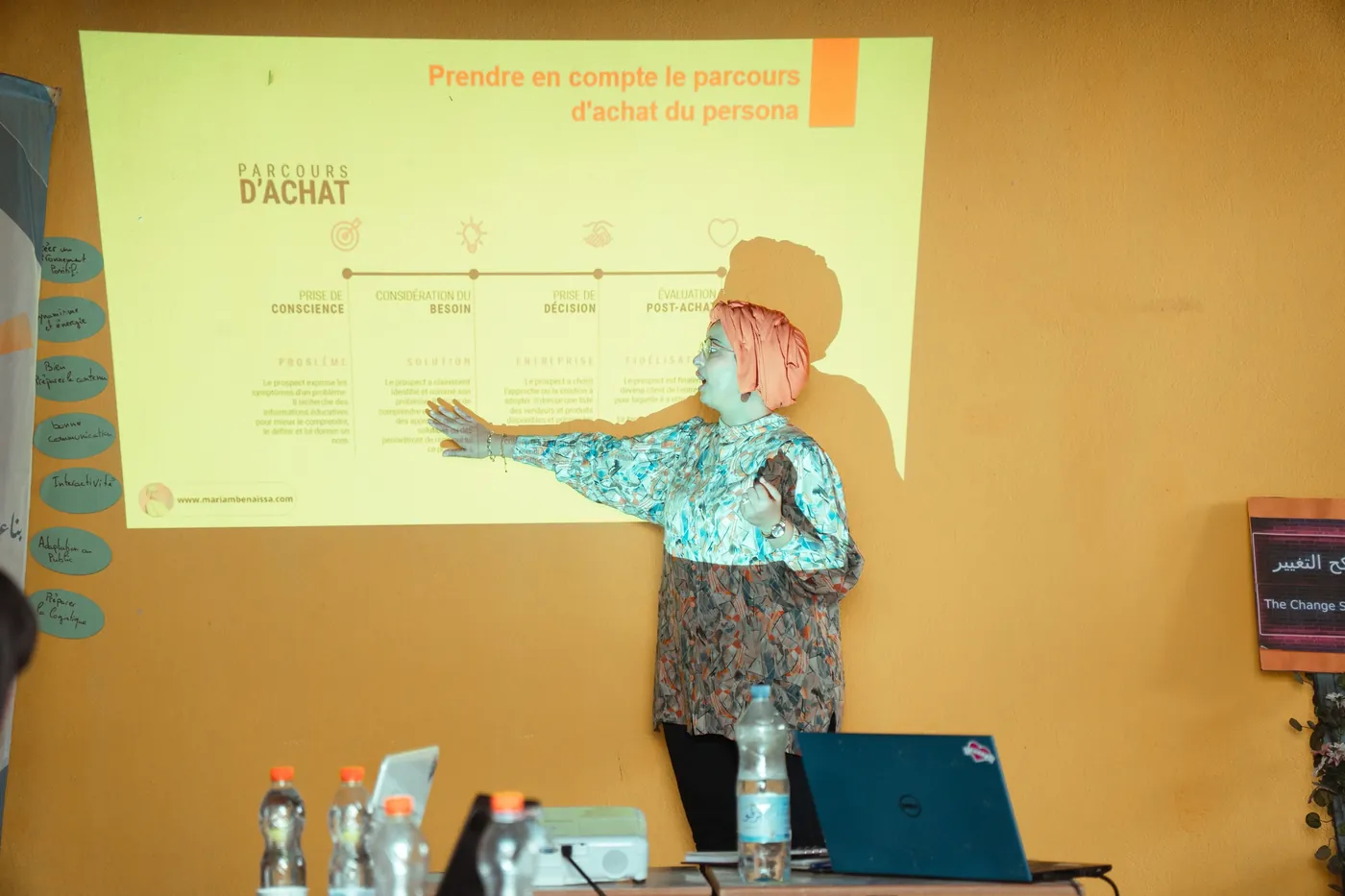 Mariam Ben Aissa, formatrice en marketing digital, animant une session à Tunis