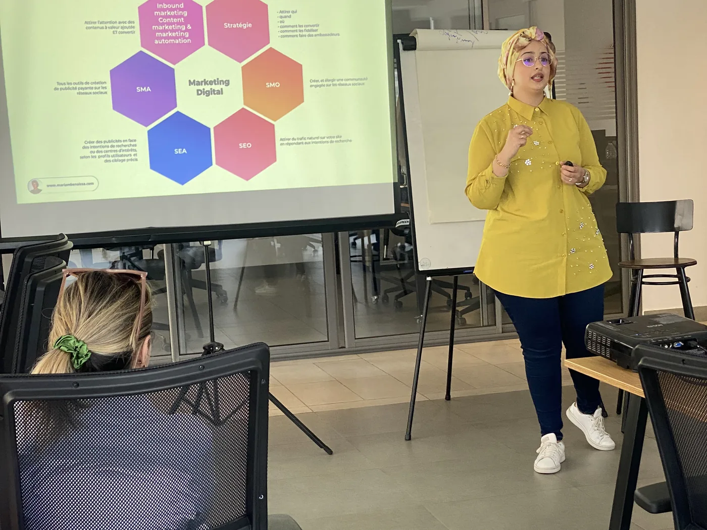 Mariam Ben Aissa présentant les piliers du marketing digital pendant une formation