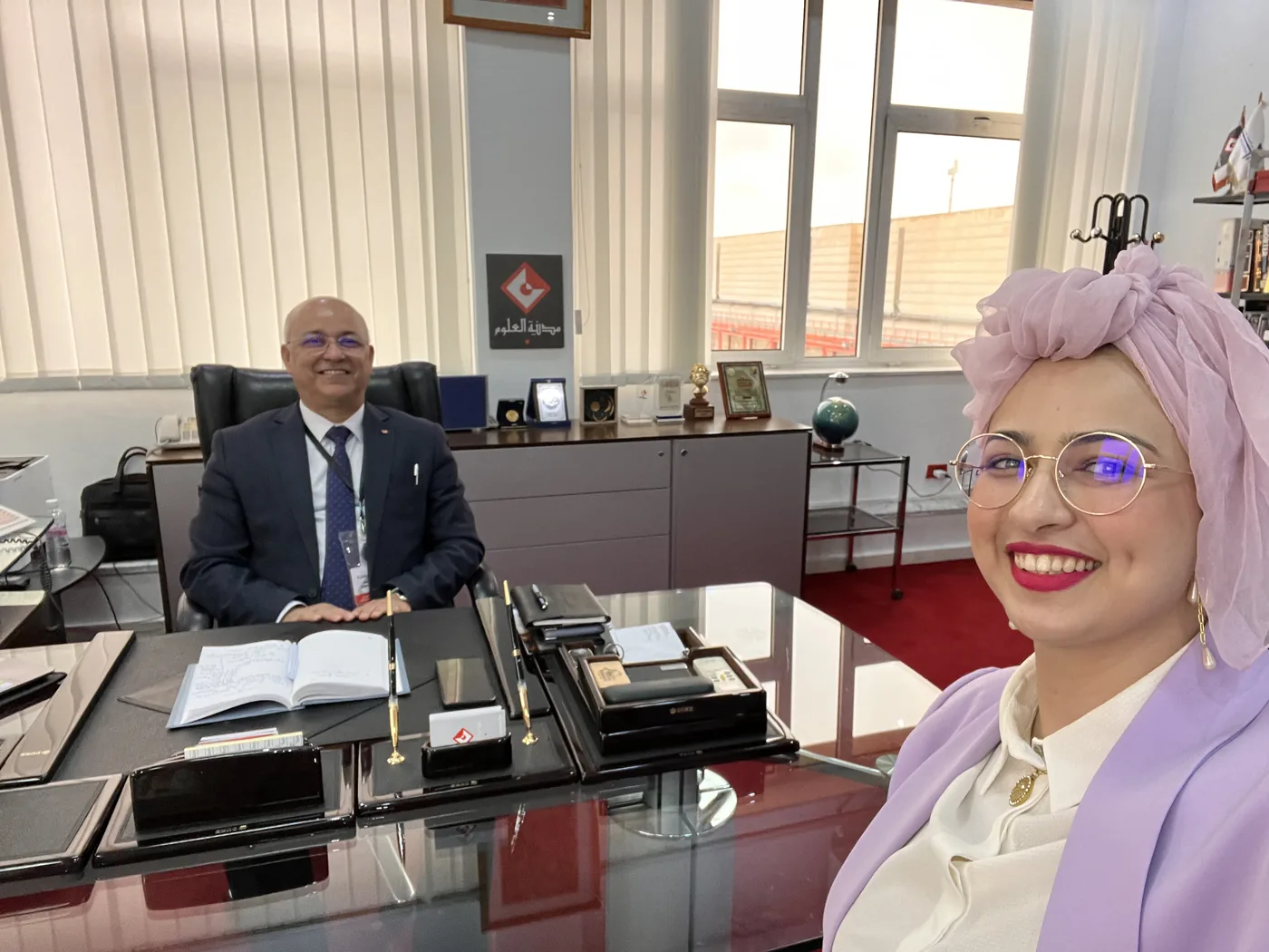 Mariam Ben Aissa en rendez-vous avec un dirigeant d'entreprise dans son bureau