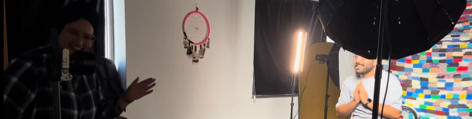 Tournage d'une interview chez un client, avec éclairage et micro