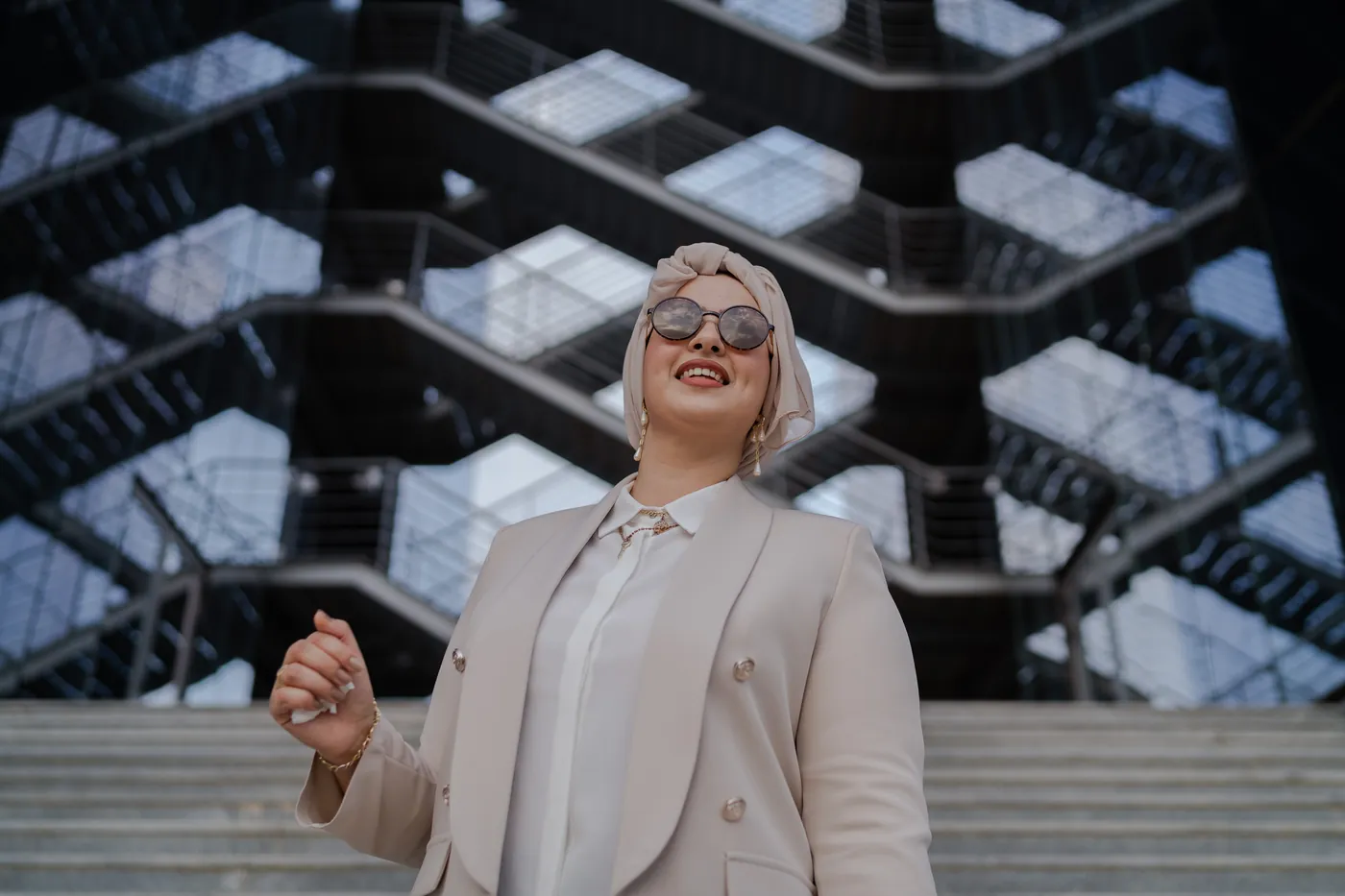 Consultante avec une image professionnelle affirmée, exemple de personal branding réussi